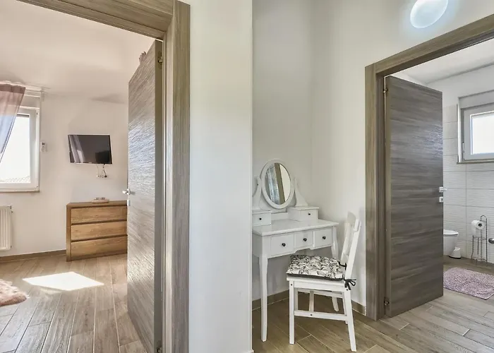 Moki Mit Privatem Beheizbarem Pool بولا