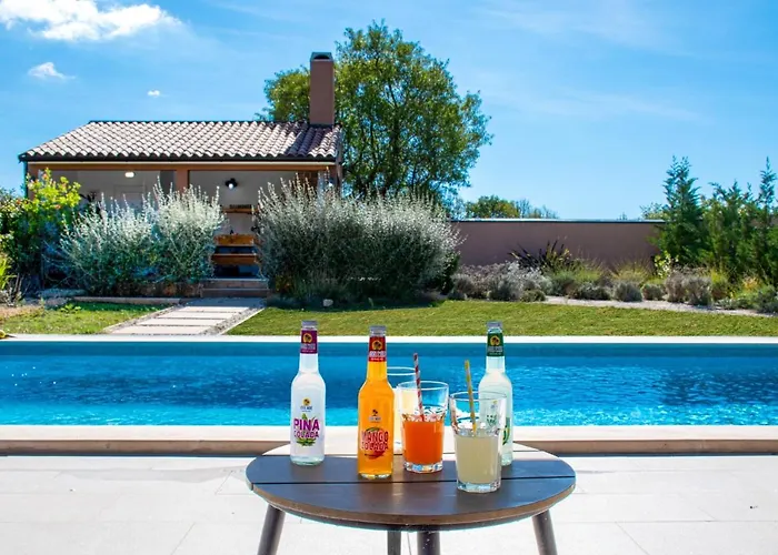 Moki Mit Privatem Beheizbarem Pool فيلة بولا