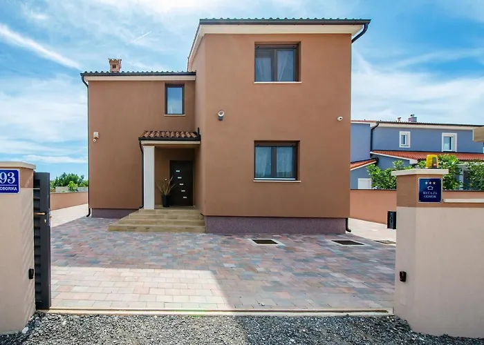 Moki Mit Privatem Beheizbarem Pool فيلة بولا