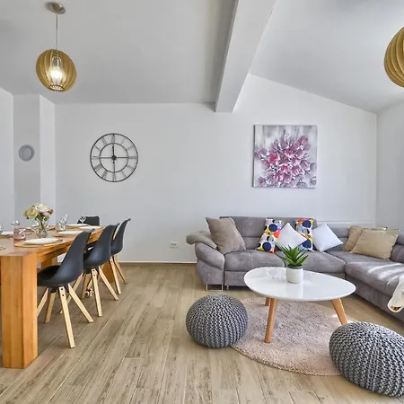 Moki Mit Privatem Beheizbarem Pool Pula