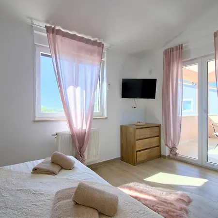 Villa Moki Mit Privatem Beheizbarem Pool Pola