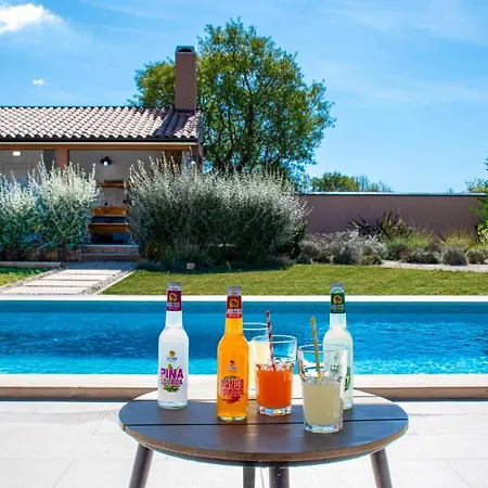 Moki Mit Privatem Beheizbarem Pool Villa Pola