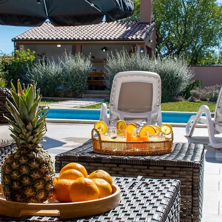 Moki Mit Privatem Beheizbarem Pool * Pula