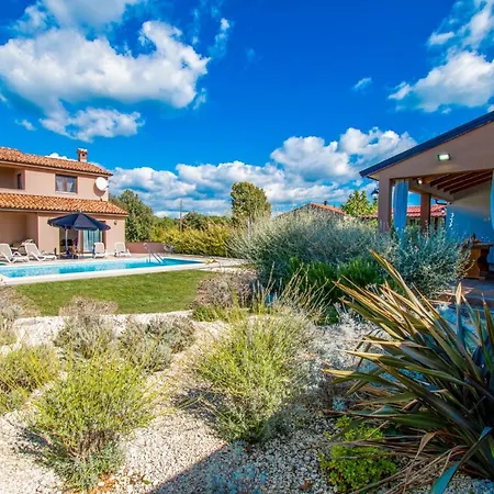 Moki Mit Privatem Beheizbarem Pool Villa