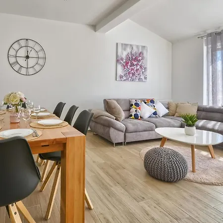 Moki Mit Privatem Beheizbarem Pool Villa Póla