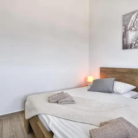 Moki Mit Privatem Beheizbarem Pool Póla